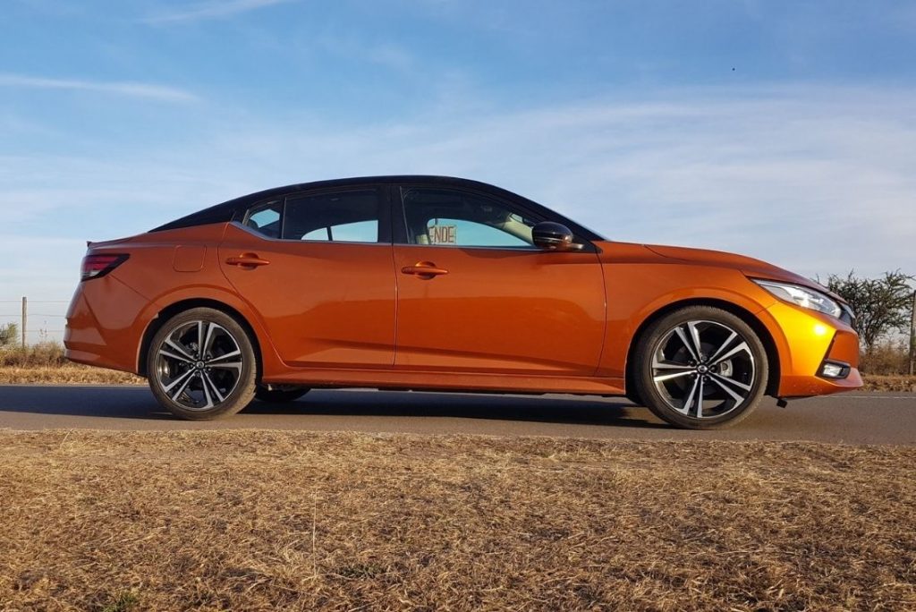 Lateral derecho del Nissan Sentra naranja.