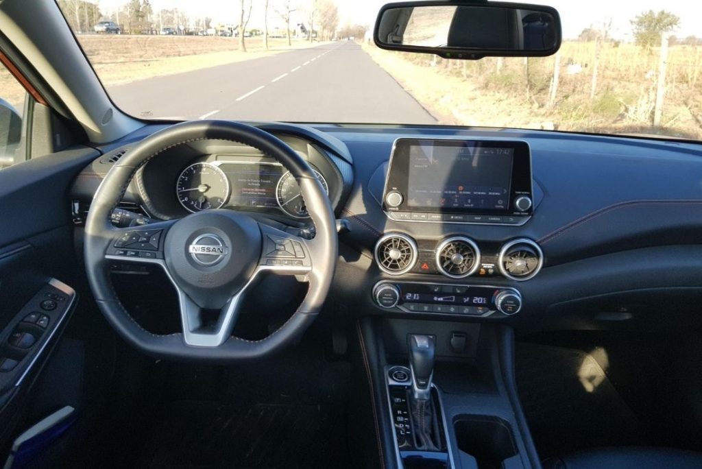 Volante y pantalla central interior Nissan Sentra.