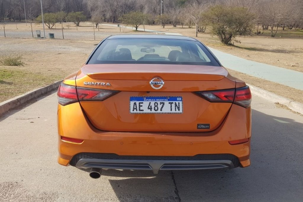 Vista trasera Nissan Sentra naranja.