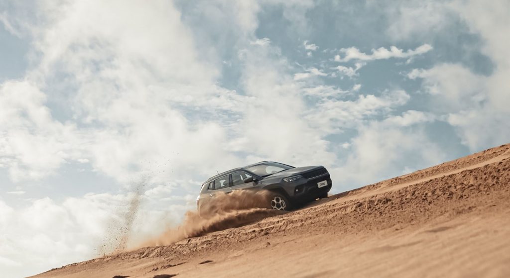 Jeep Compass 2022 circulando por terreno off road.