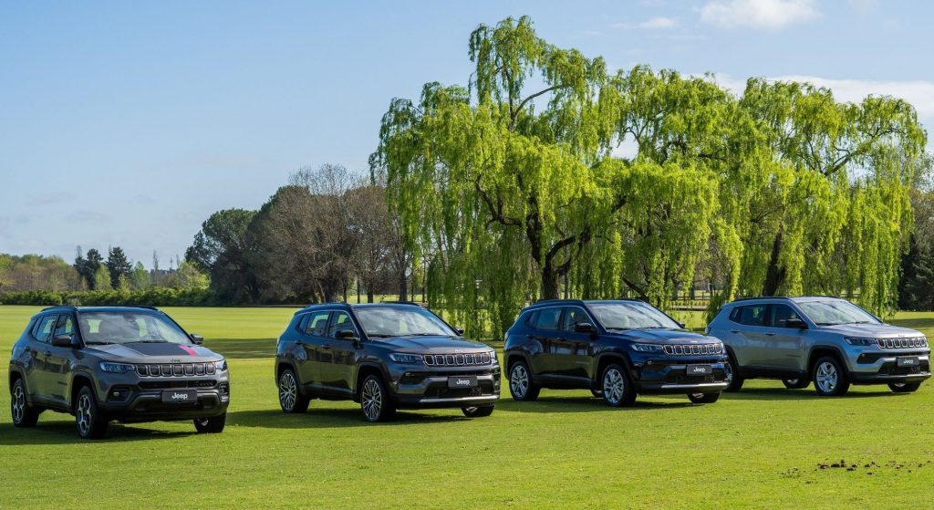 4 Jeep Compass exhibidos en parque.