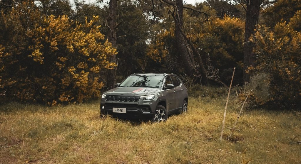 Jeep Compass 2022 estacionado en bosque.