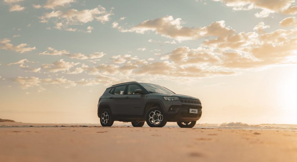 Lateral Jeep Compass 2022.