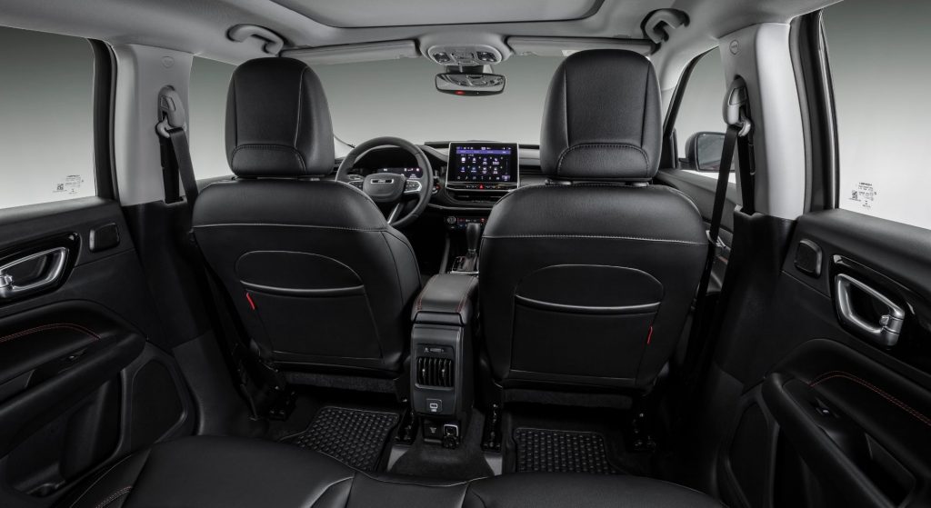 Vista interior desde los asientos traseros del Jeep Compass 2022.