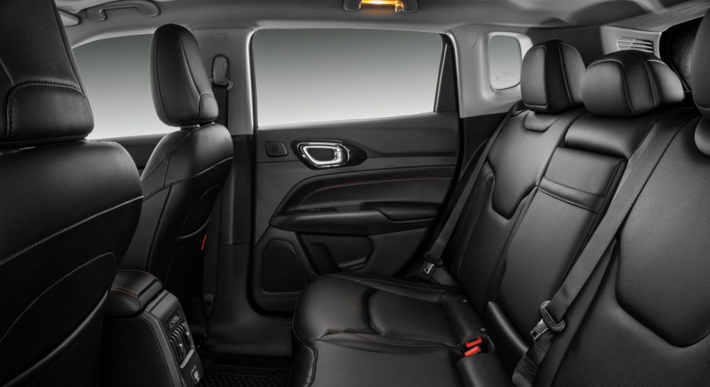 Vista lateral de los asientos traseros en el interior del Jeep Compass 2022.