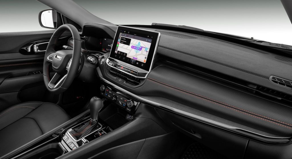 Interior Jeep Compass 2022 volante y pantalla.