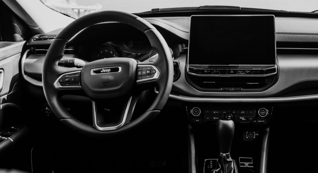 Vista frontal del volante y pantalla Jeep Compass 2022.