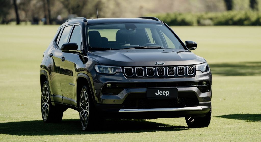 Frente del Jeep Compass 2022 negro.