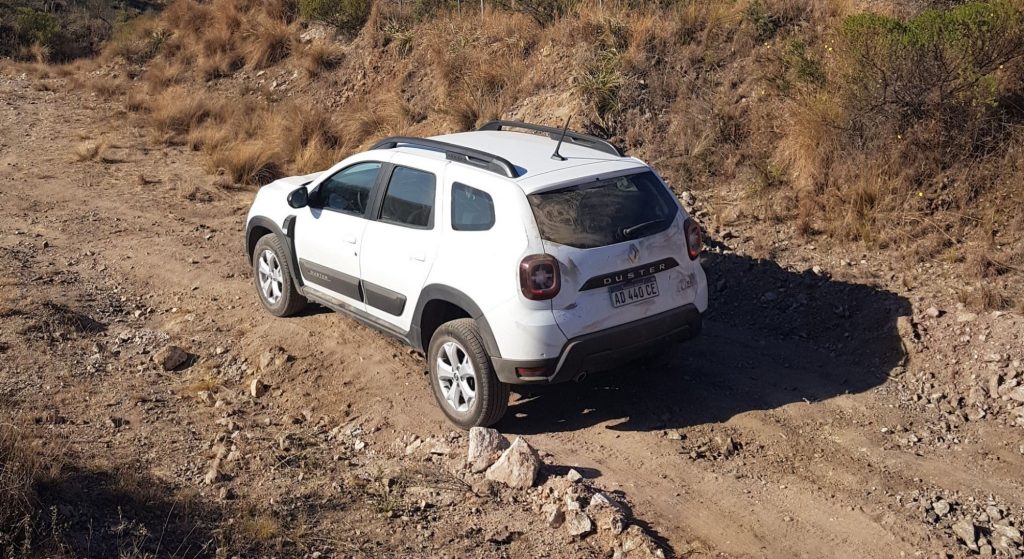 Vista aérea del Duster blanco en terreno off road.