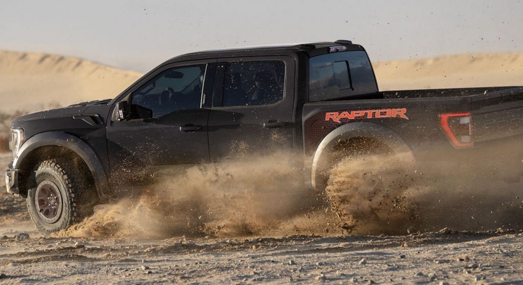 Lateral izquierdo Ford F-150 Raptor en terreno off road.