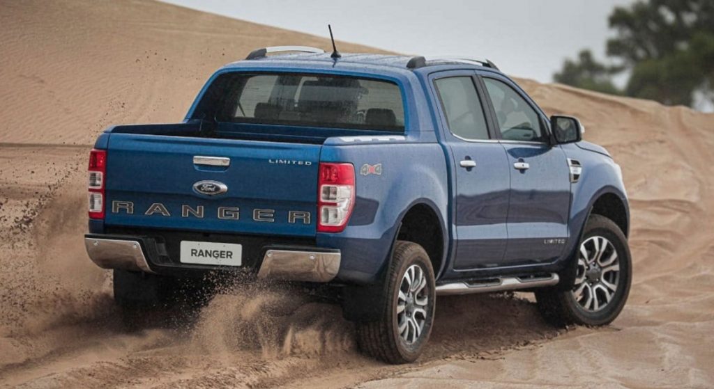 Ford Ranger vista trasera en camino de arena.