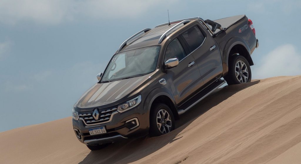 Renault Alaskan en pendiente de arena pickups medianas.