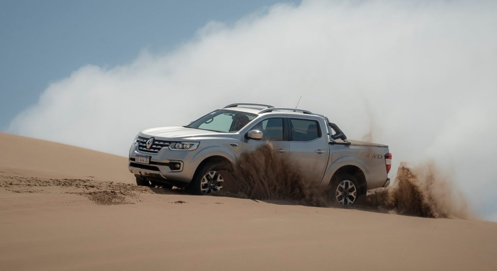 Renault Alaskan en terreno off road.