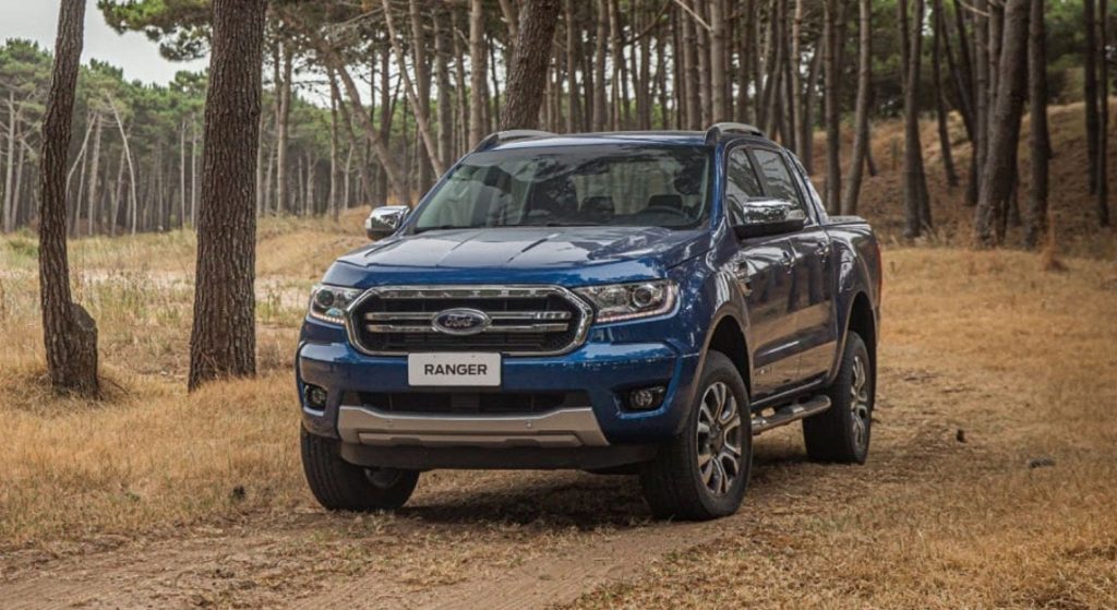 Ford Ranger de frente en camino de tierra.