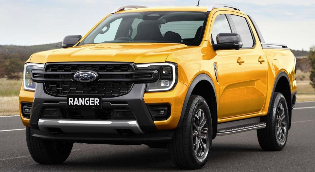 Ford Ranger amarilla en ruta.
