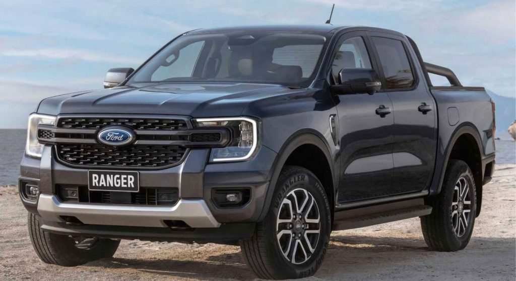 Ford Ranger negra vista lateral izquierdo y frente.