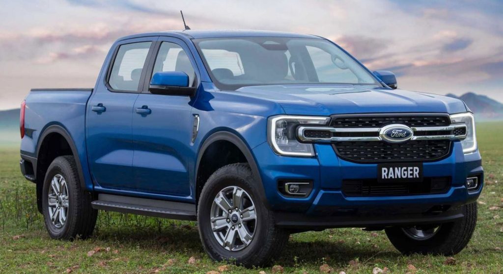 Vista del frontal y lateral derecho de la nueva Ford Ranger azul.