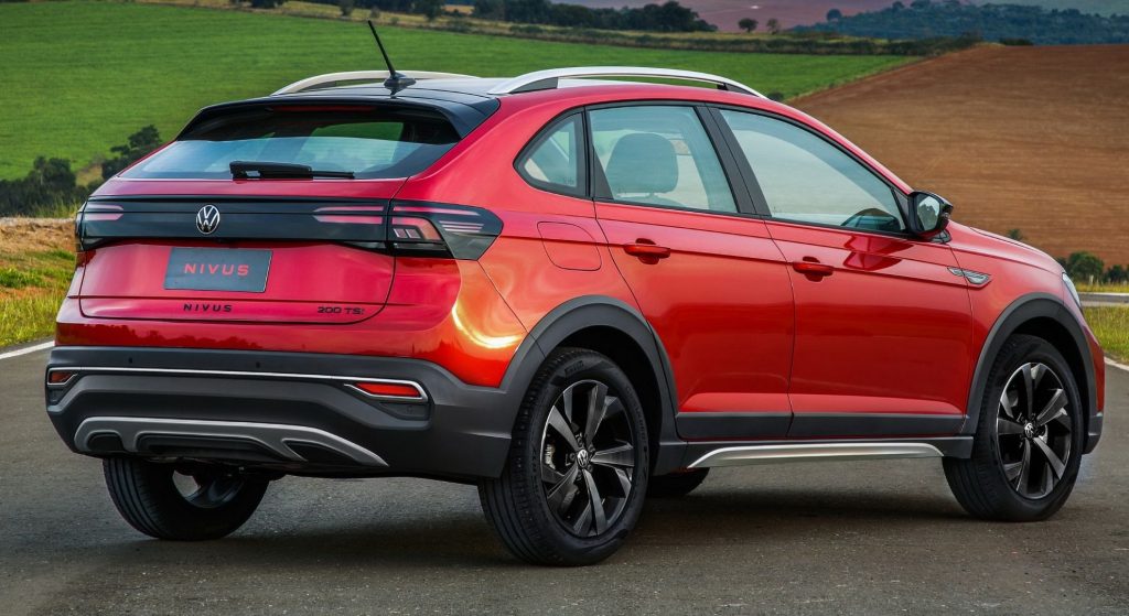 Lateral derecho y parte trasera del Volkswagen Nivus rojo