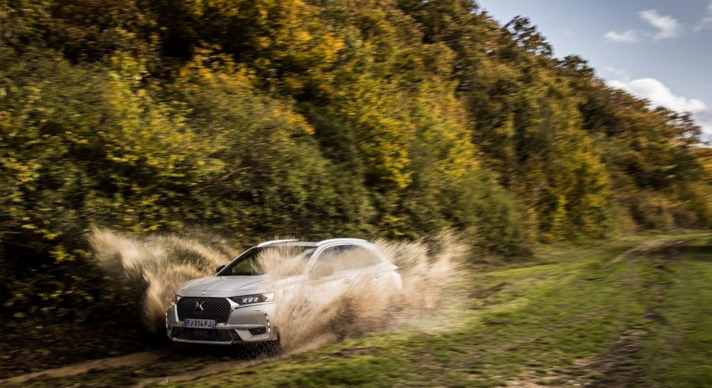 DS7 Crossback E-Tense en camino con barro y agua.