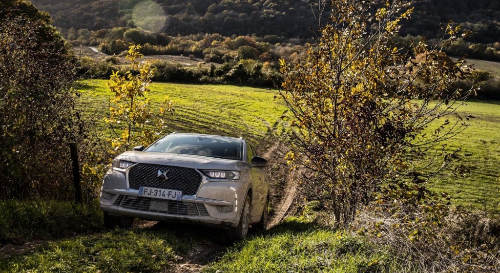 DS7 Crossback E-Tense conducción en terreno con barro.