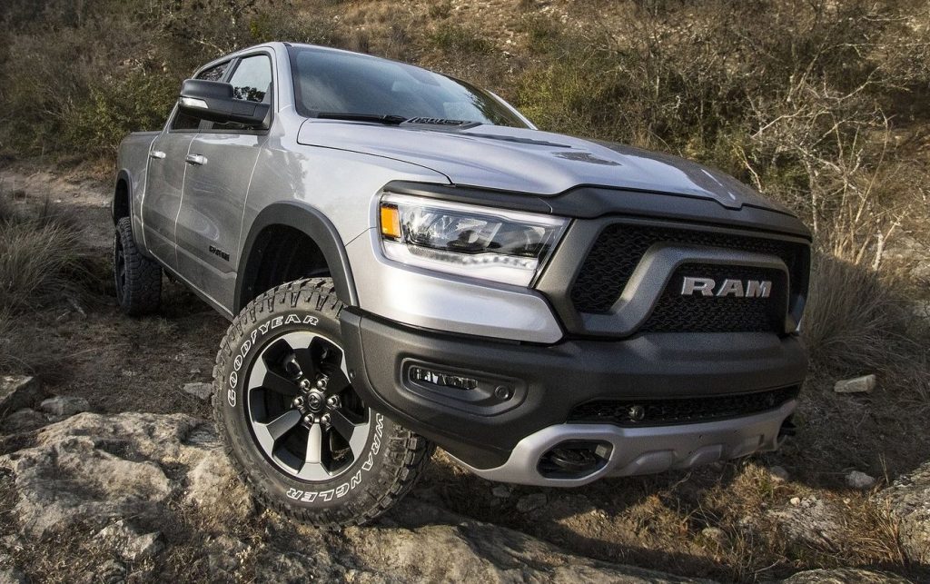 RAM Rebel 1500 gris en terreno off road.