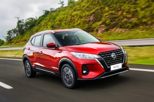 Nissan Kicks rojo en ruta, uno de los 4 SUVs exitosos.