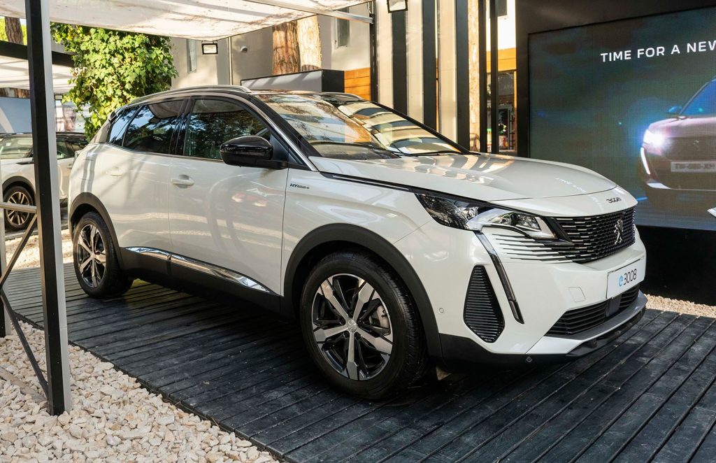 Peugeot 3008 Hybrid4 blanco exhibido en stand.