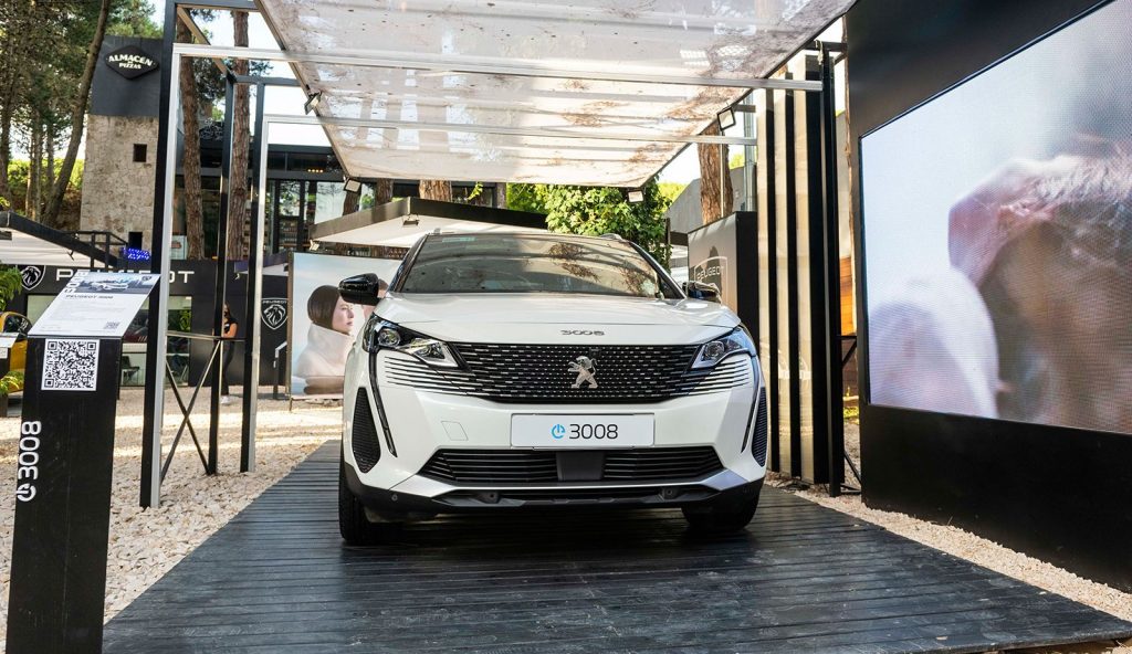 Peugeot 3008 Hybrid4 blanco de frente en stand.