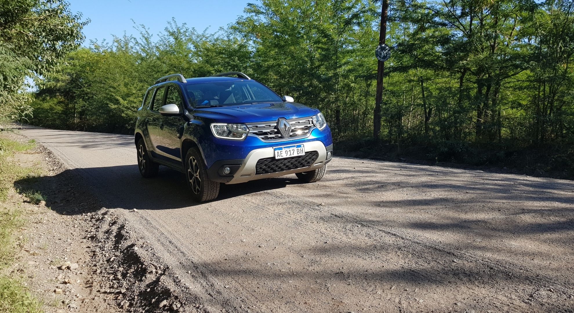 Duster Iconic azul en camino de tierra.