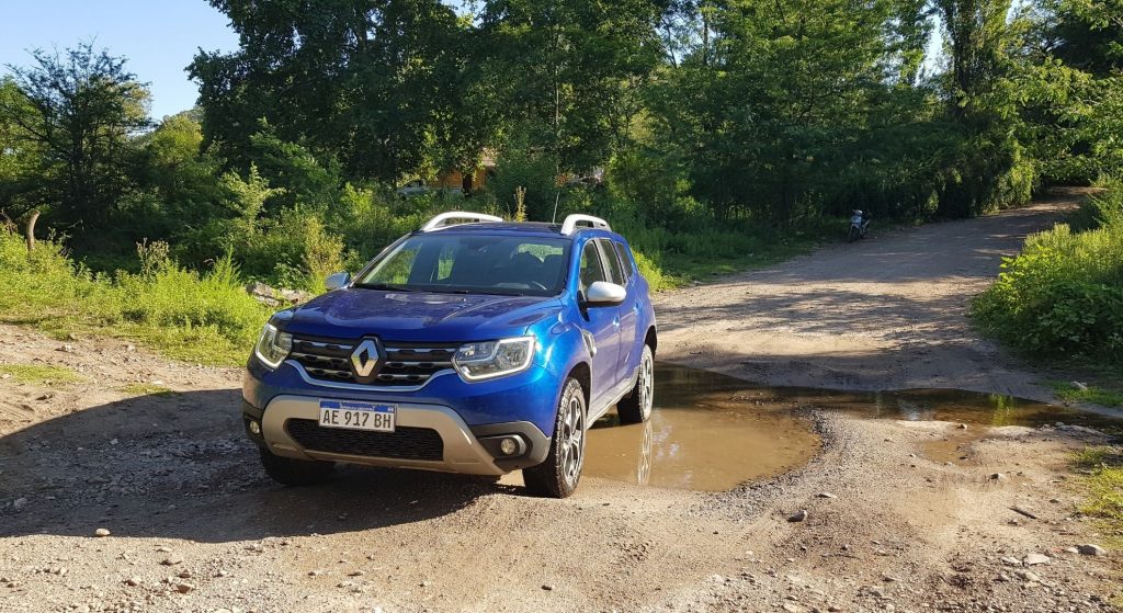 Duster Iconic azul en terreno off road con barro.