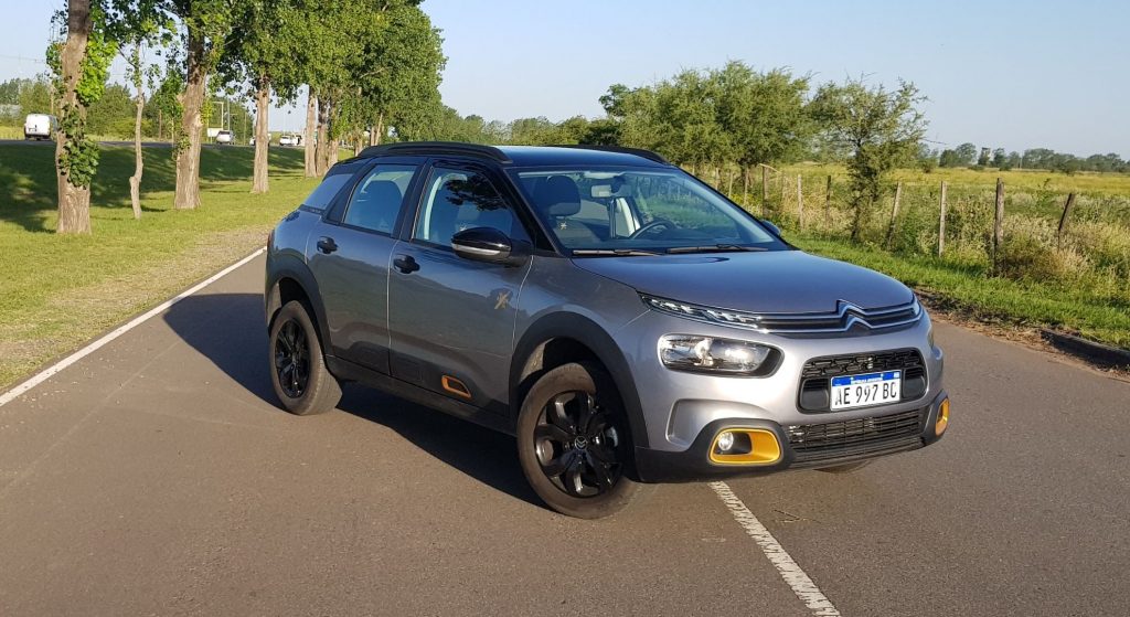 Citroen C4 Cactus gris en ruta.