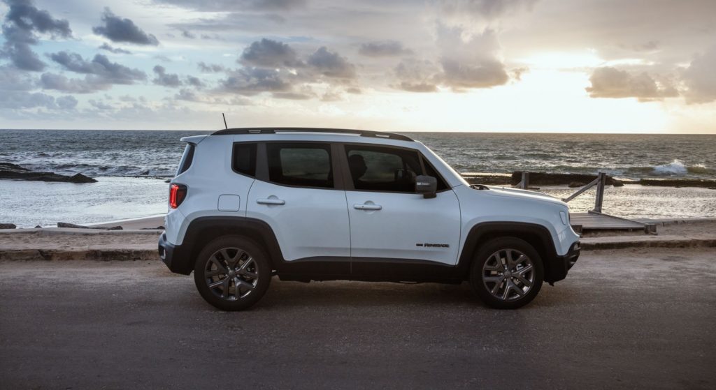 Jeep Renegade blanco lateral derecho.