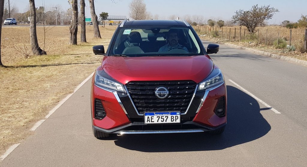 Nissan Kicks de frente en ruta.