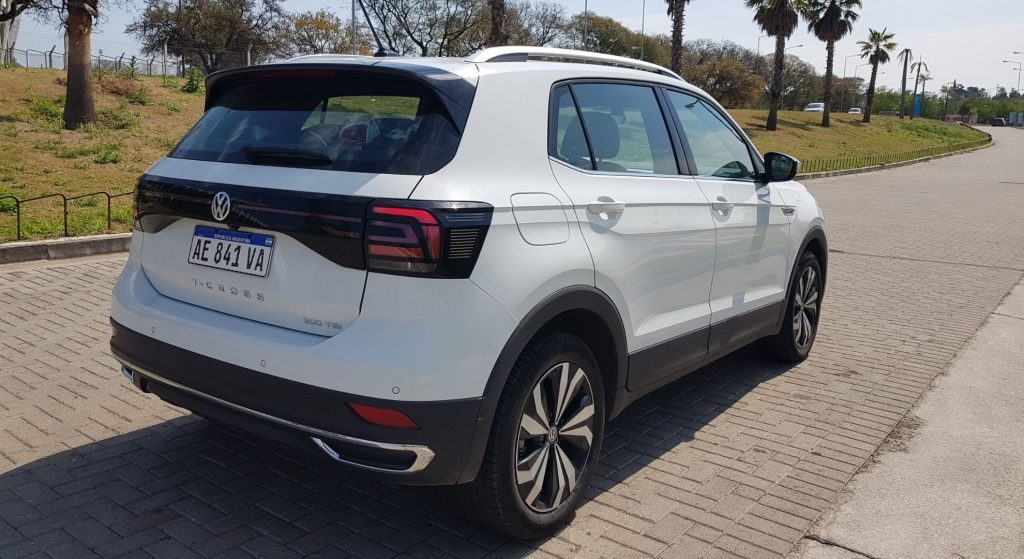 Volkswagen T-Cross blanco parte trasera.