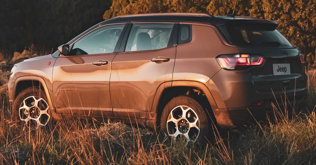 Lateral izquierdo del Jeep Compass Trailhawk.