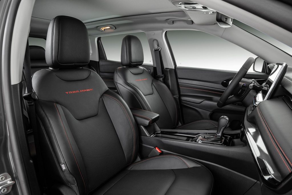 Asientos delanteros en el interior del Jeep Compass Trailhawk.