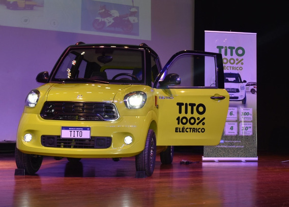 auto eléctrico amarillo exhibido en stand