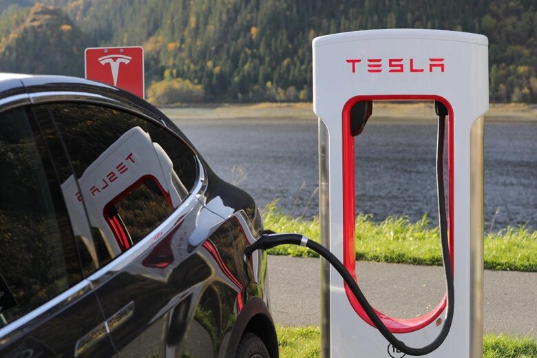 auto eléctrico enchufado en estación de carga