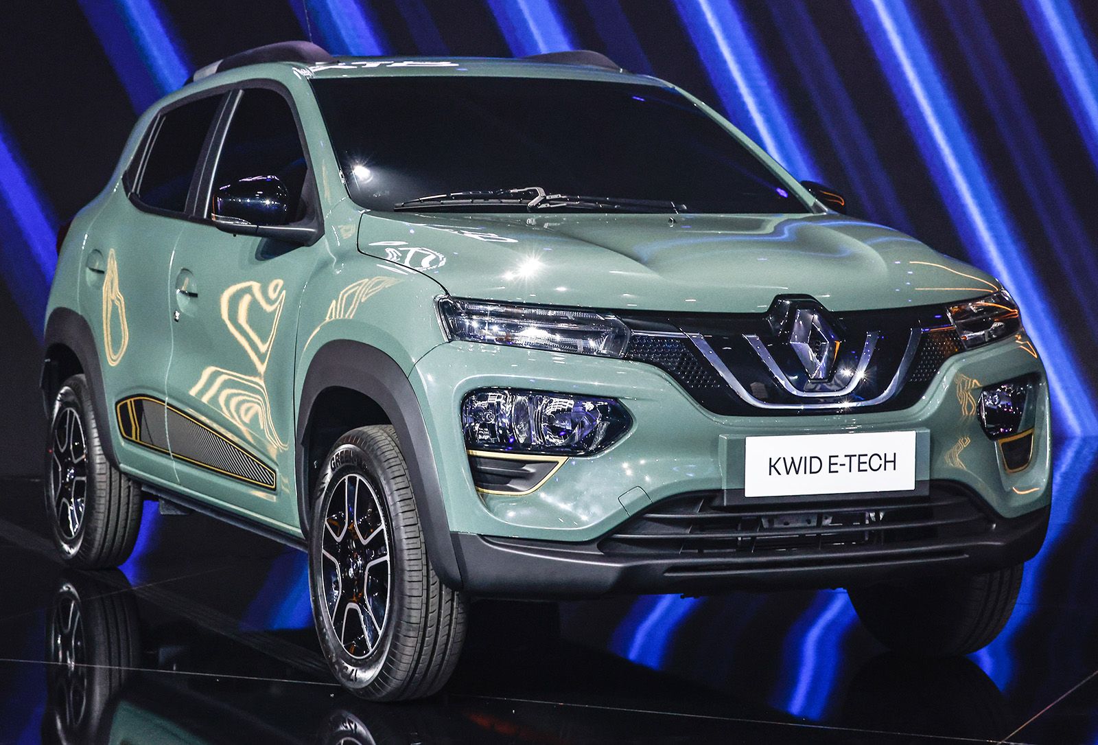 Kwid E-Tech exhibido de frente y lateral derecho.