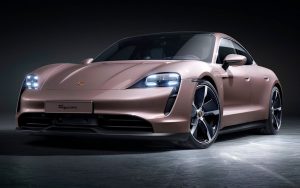 Porsche Taycan con luces encendidas, electromovilidad en Argentina.