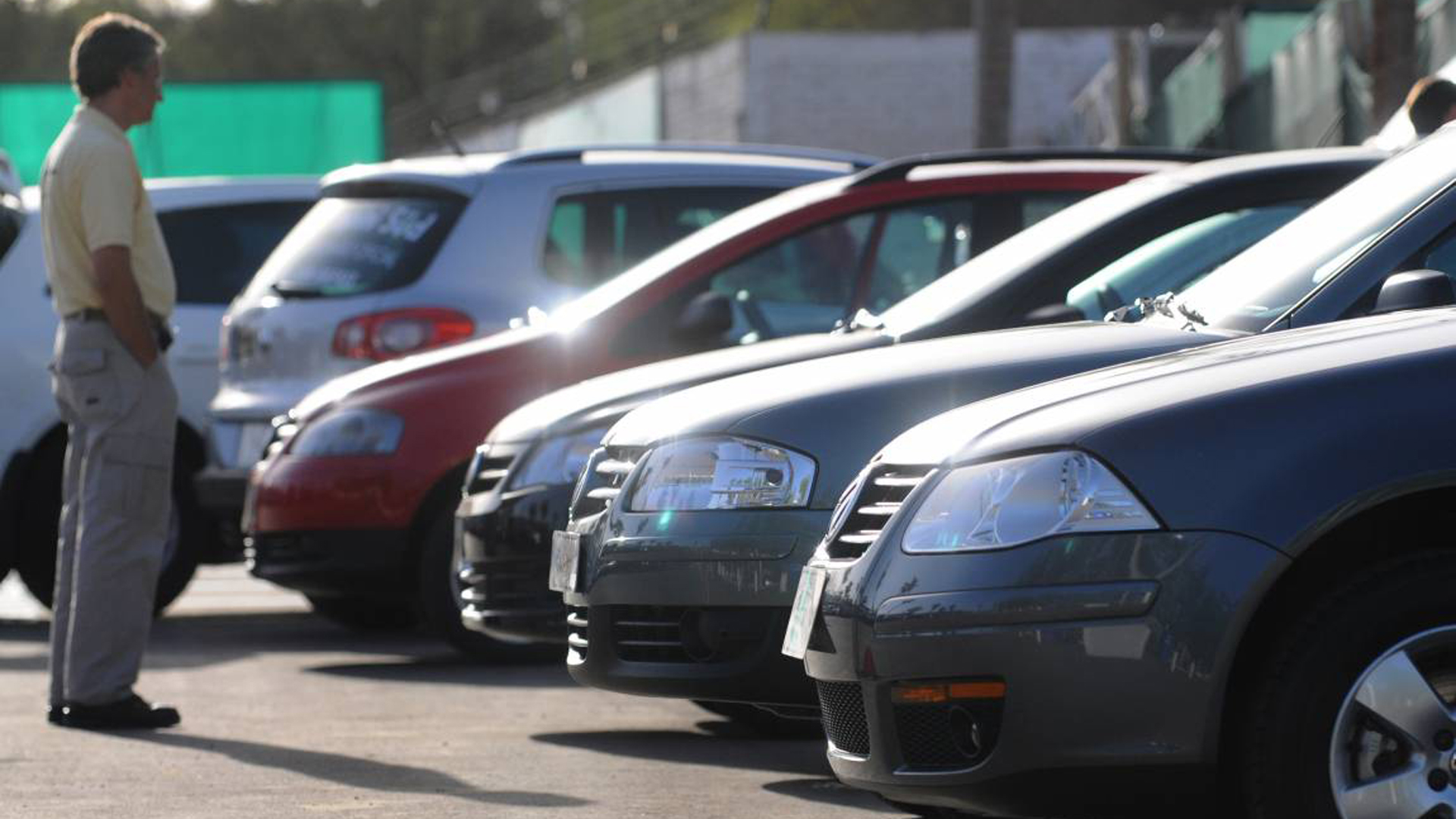 autos usados exhibidos en estacionamiento