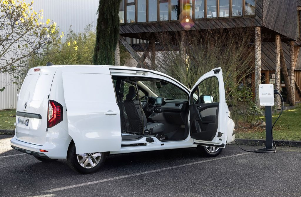 Kangoo E-Tech blanca de perfil con puertas abiertas.