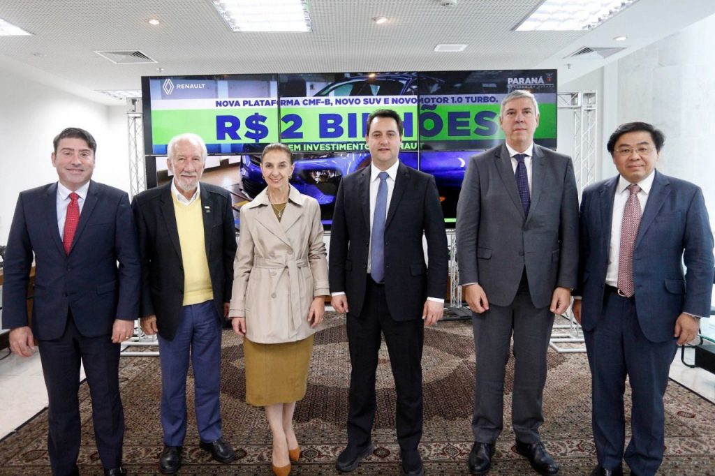 Autoridades de Renault en Brasil, junto a los responsables de la marca y funcionarios.
