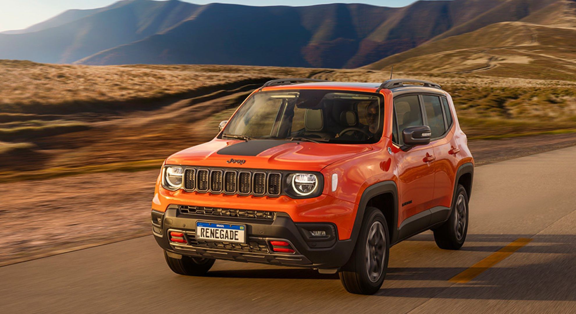 Frente del nuevo Jeep Renegade en ruta.