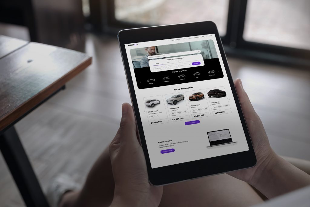 Persona usando una tablet donde se muestra las herramientas de Carmuv para vender un auto.