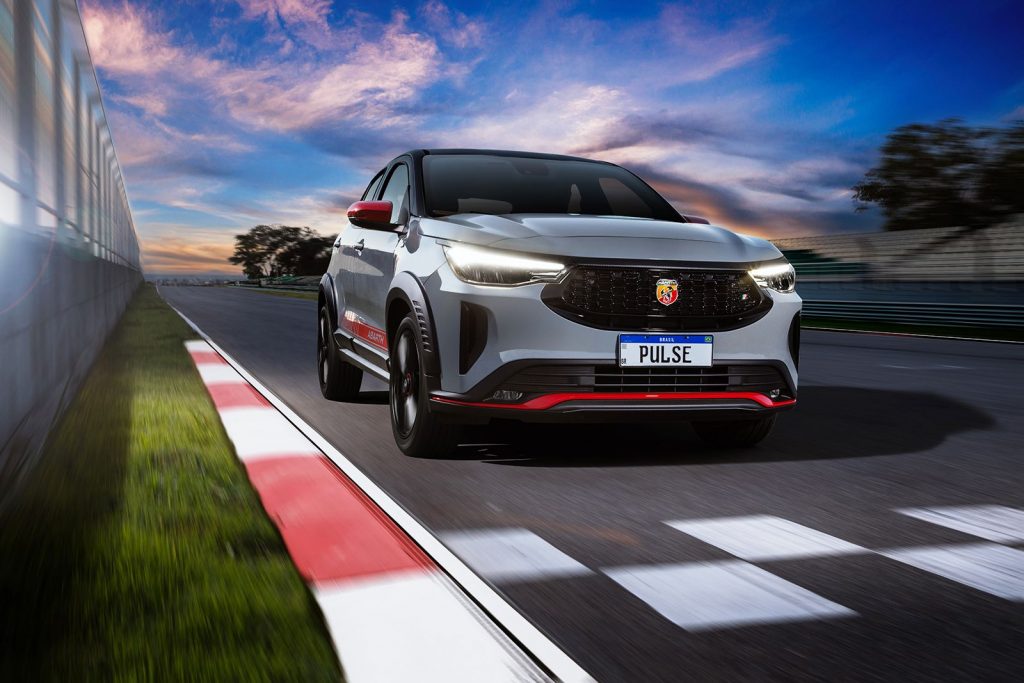 Fiat Pulse Abarth de frente en terreno de asfalto.