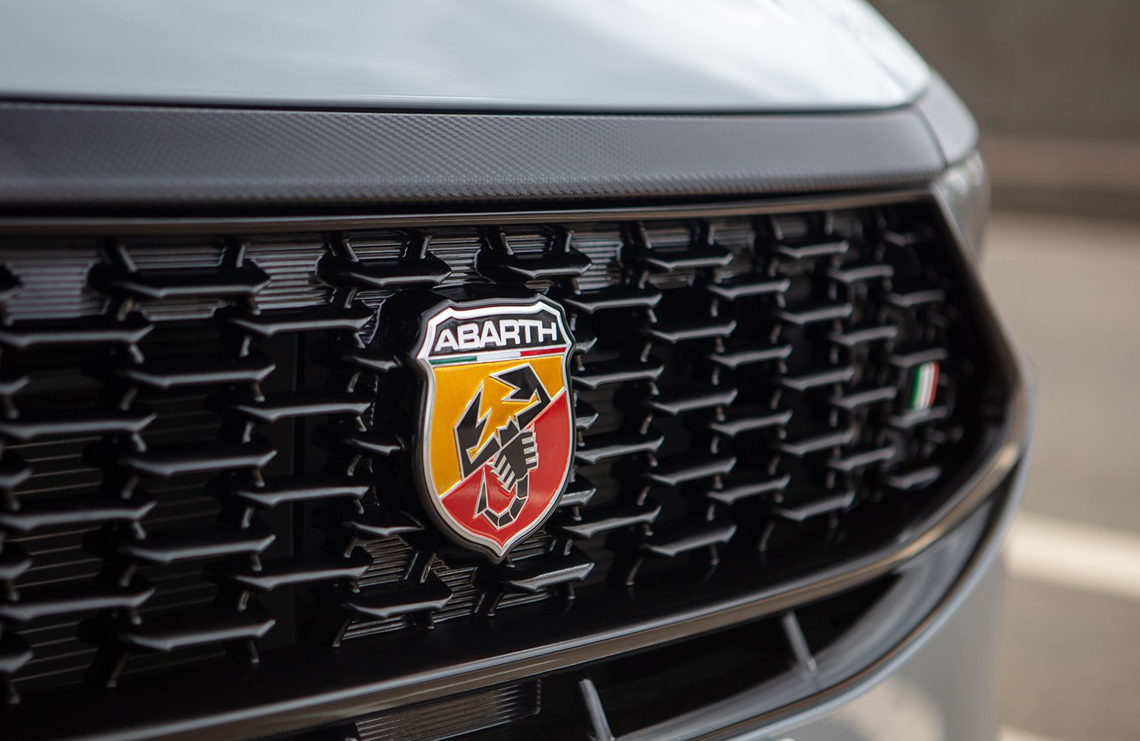 Parrilla frontal del Fiat Pulse Abarth con logo de la marca Abarth.