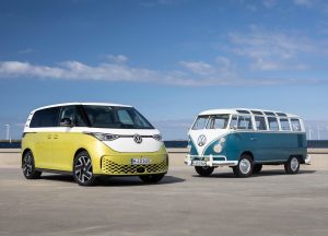 Vista del nuevo ID Buzz y la kombi de los 70.