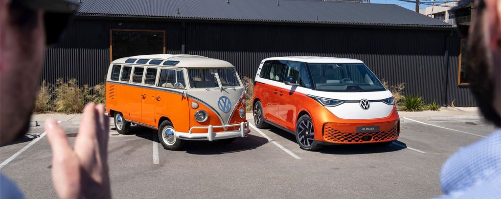 Vista del nuevo ID Buzz y la kombi de los 70.