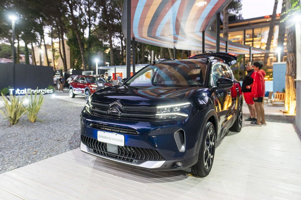 Citroën C5 Aircross exhibido de frente con luces encendidas.